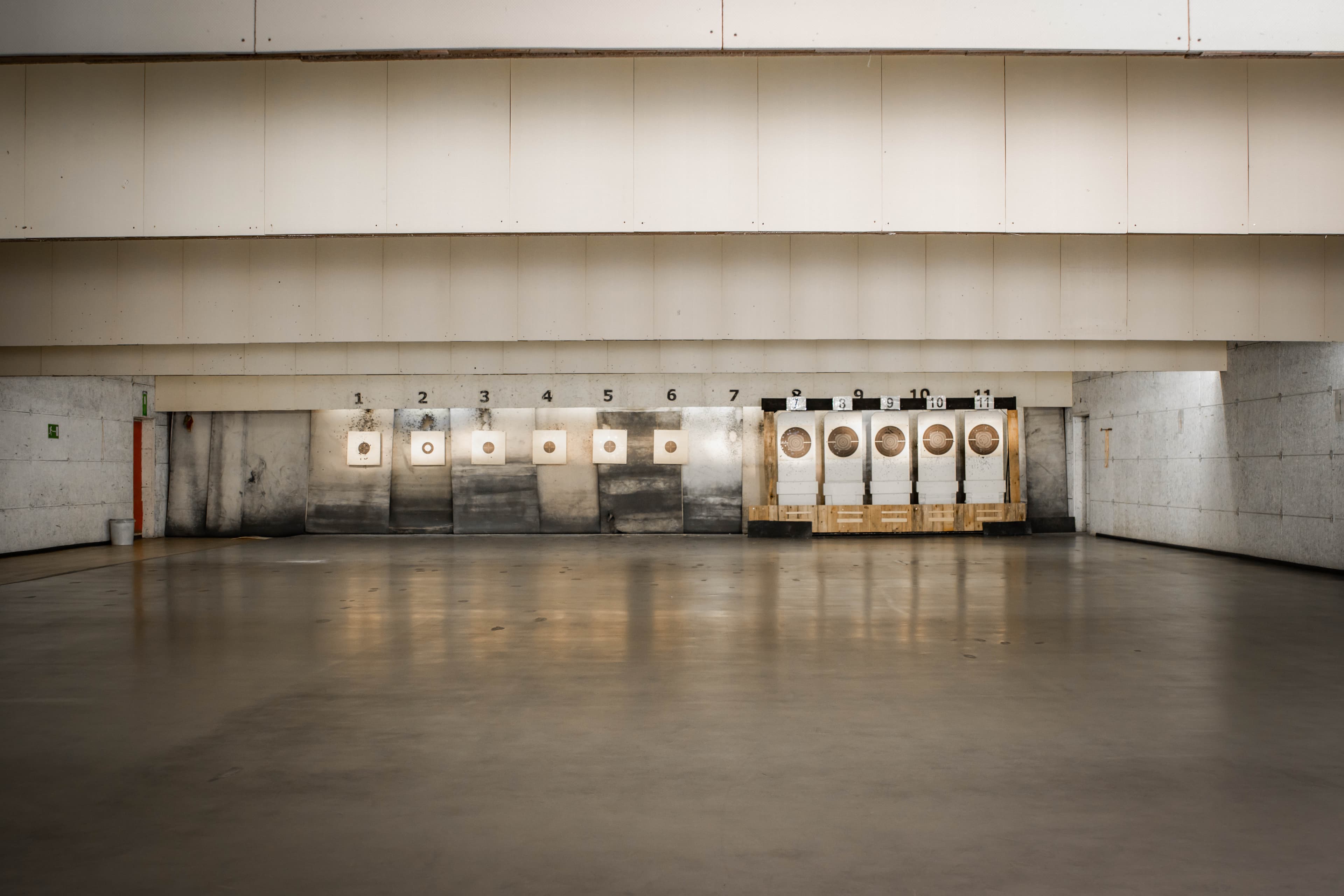 Blick auf die Zielscheiben in der hellen Schießhalle